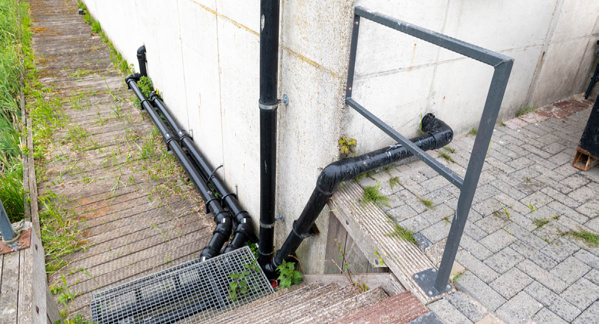 PE leidingwerk richting het gebouw voor het blussen van branden