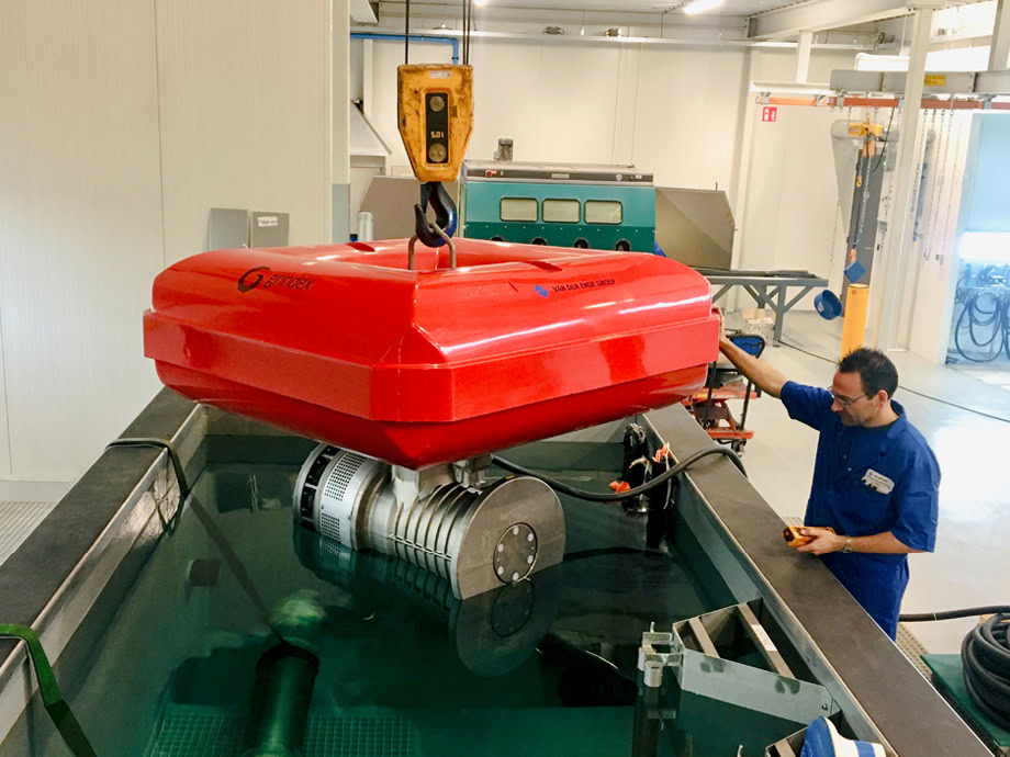 Grindex Inox in testbak bij Van der Ende Group met rode airbag van kevlar