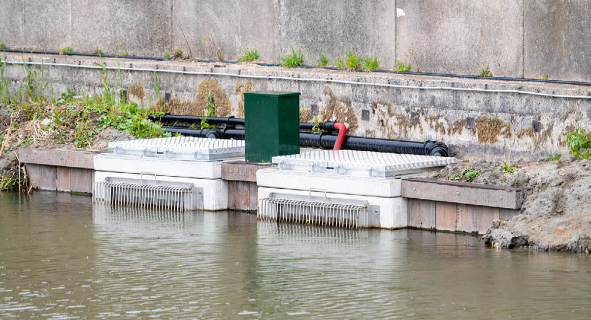 Close up oever van 2 putten met schakelkast, leidingwerk en putluiken