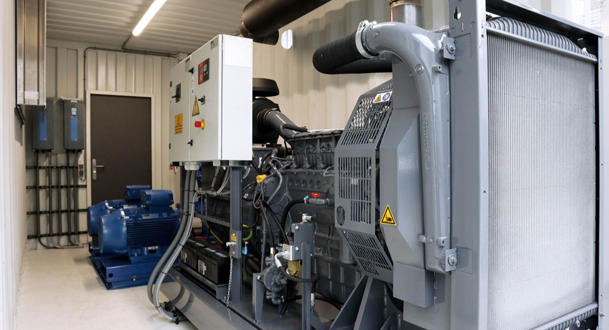 Container volgebouwd met dieselmotor, schakelkasten, frequentieregelaars en pompen