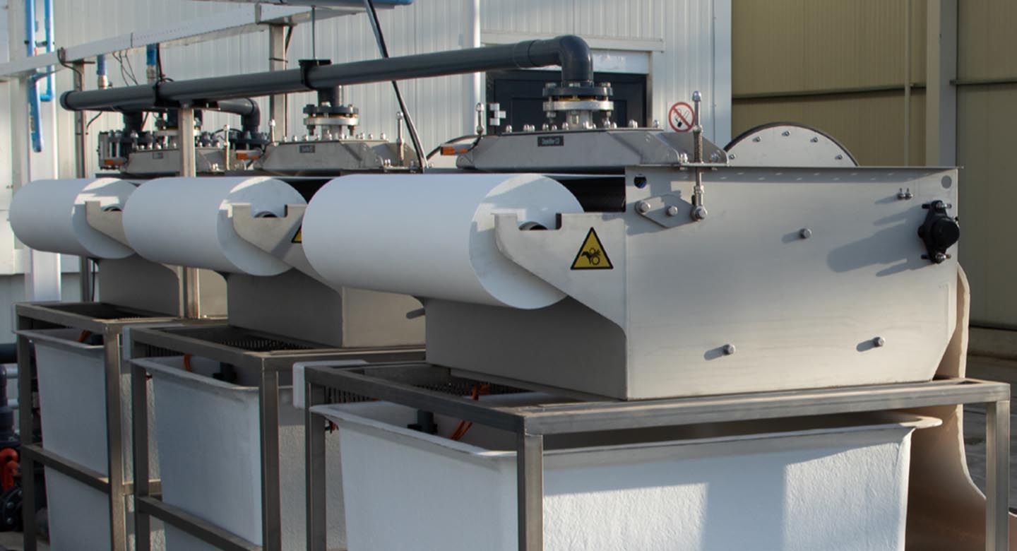 3 papierbandfilters met filterpapier in gebruik bij installatie