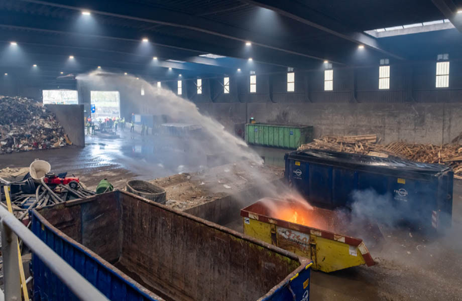 Test blussysteem in bedrijfshal Renewi