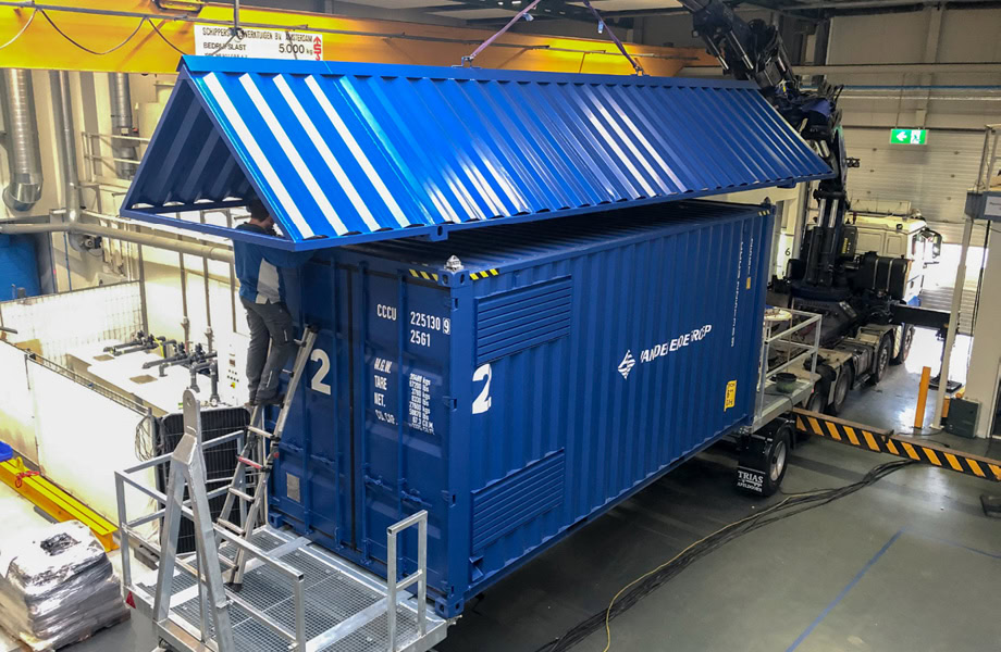 Zeecontainer wordt klaargemaakt voor vervoer naar Zuid Amerika