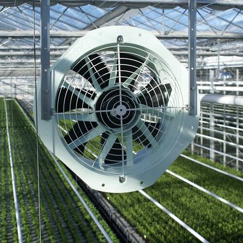 Enfan tuinbouwventilator geïnstalleerd in een kas hangend aan ophangbeugels