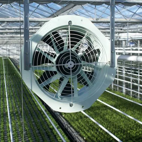 Enfan tuinbouwventilator geïnstalleerd in een kas hangend aan ophangbeugels