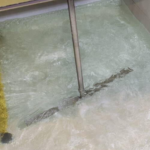 Enmix Custom aan het mixen in opslagtengd voor gemengde vloeistoffen