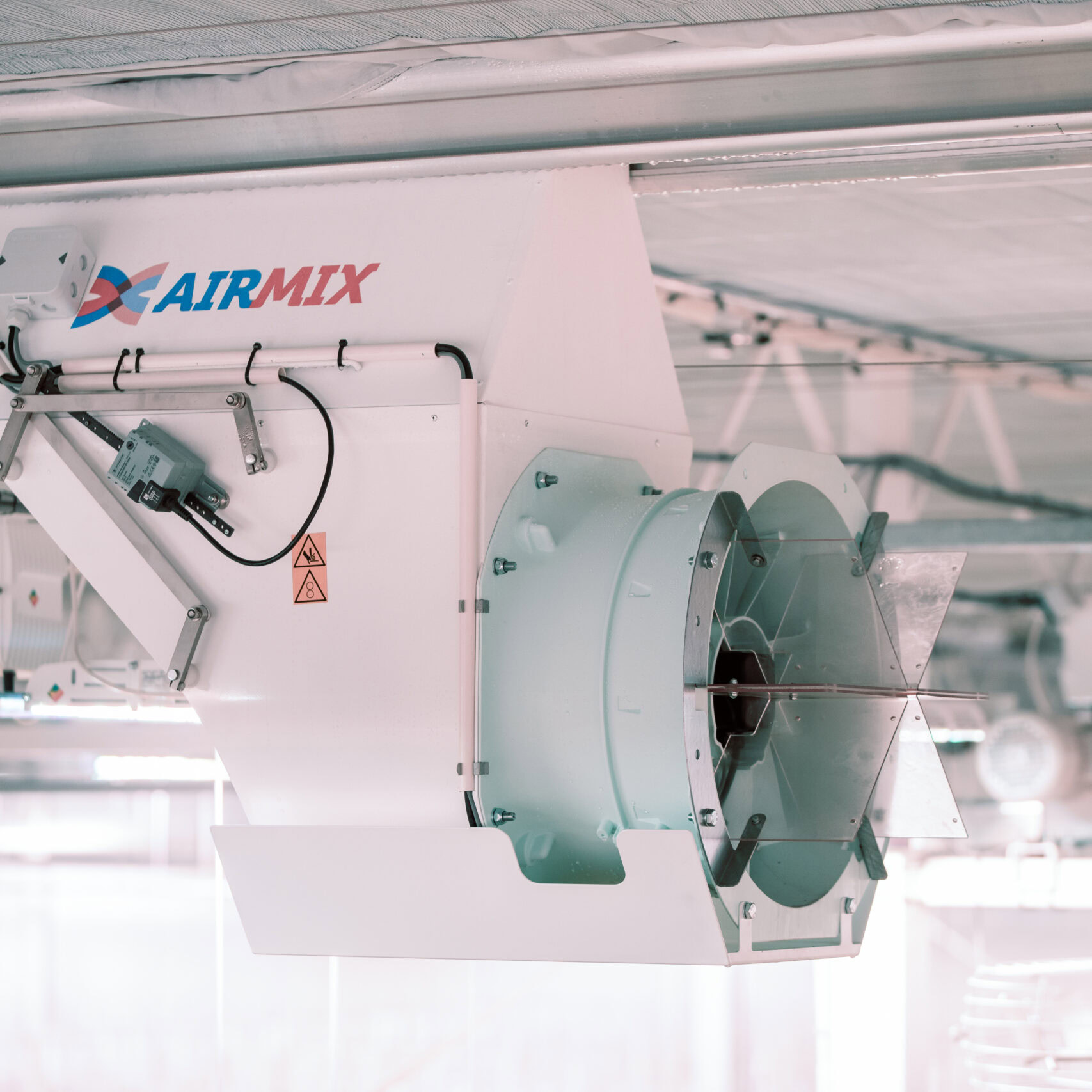 Airmix model G in praktijk opgehangen in een tuinbouwkas