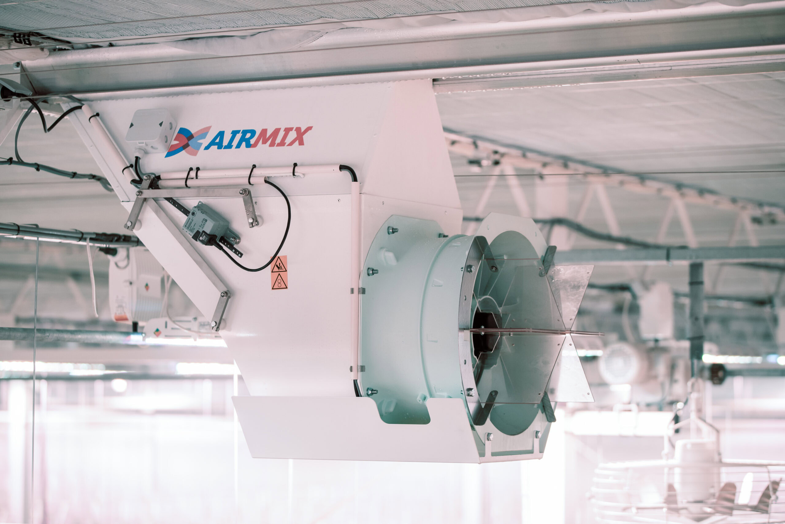 Airmix model G in praktijk opgehangen in een tuinbouwkas