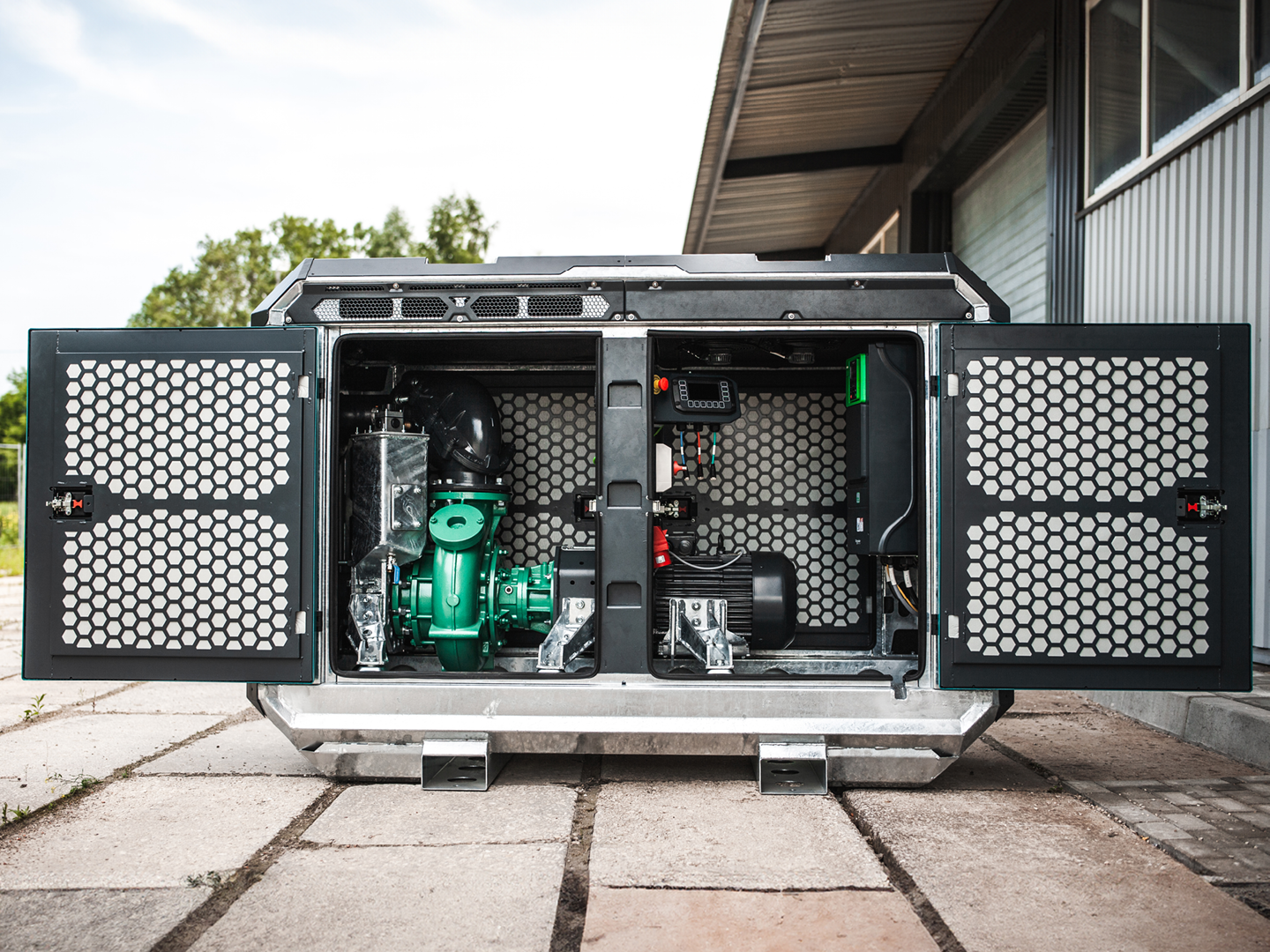 Aeonpump Raptor 6"E mobiele pompset met open deuren